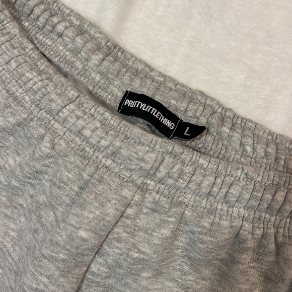 Pretty Little Thing Ash Grey Sweat Set (Sweatshirt and Joggers Bundle) - Picture 6 of 8